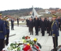 Kryekuvendari Jakup Krasniqi bëri homazhe te varri i Komandantit Legjendar, Adem Jashari