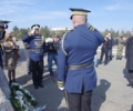 Kryekuvendari Jakup Krasniqi vuri kurorë lulesh tek Obelisku në Kazermën “ Adem Jashari” 