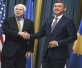 Senatori John McCain i konfirmon Veselit mbështetjen e palëkundur të SHBA-së për Kosovën